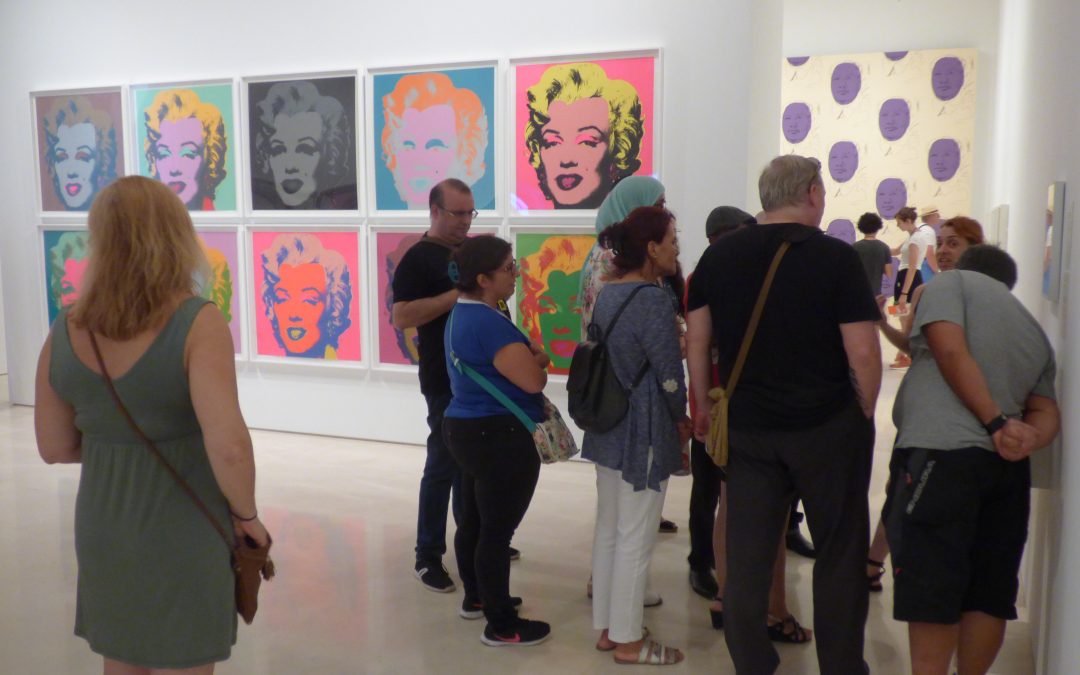 Participantes del programa Enredaderas por el Empleo visitan la exposición Warhol. El Arte Mecánico en el Museo Picasso